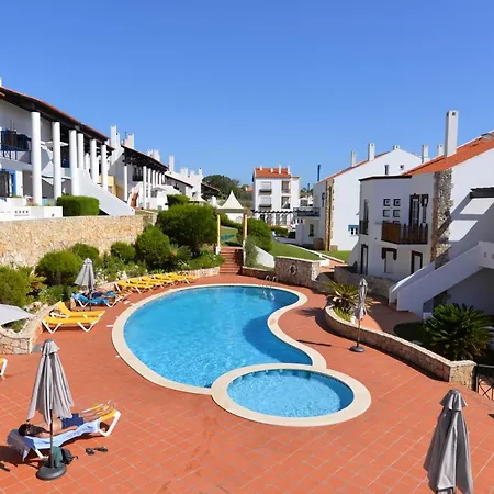 Daire Pristine - 2 Bedroom With Sea And Pool Views In The São Martinho do Porto